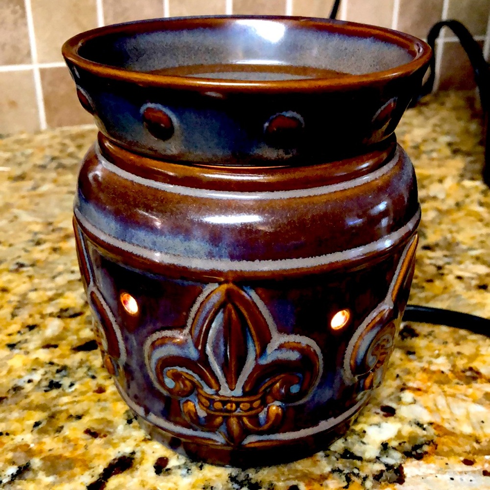 Mid size Scentsy Warmer